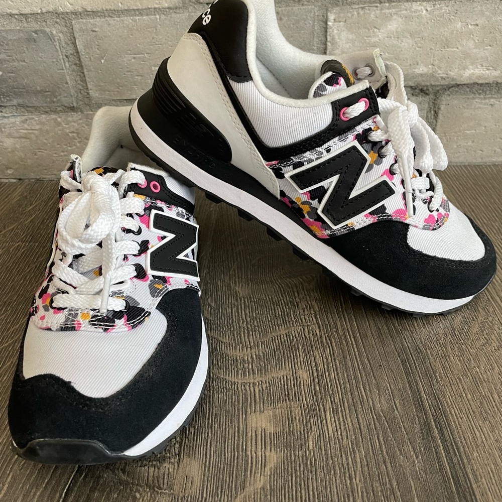 New Balance tennis shoes